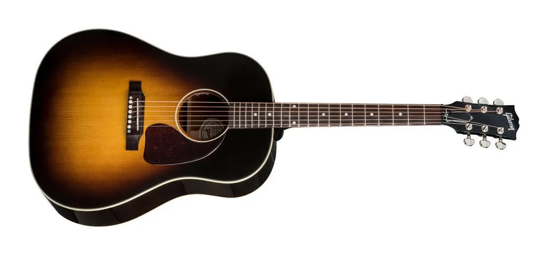Guitare acoustique Gibson J-45 en fini sunburst, photographiée de trois quarts sur fond blanc.